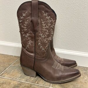Brown Sterling River women’s cowgirl boots size 8.5